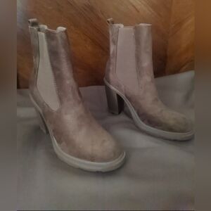 Nine West women's high heel Chelsea boots. Size 9.5. No box.